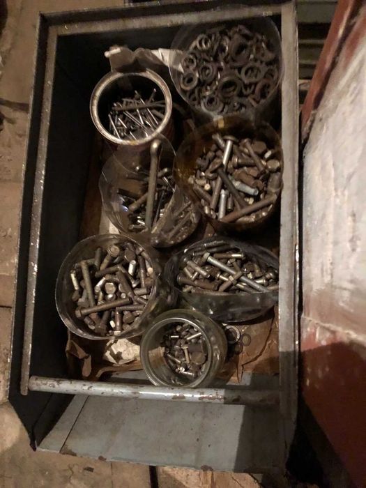 Болти, гайки, шпильки, шайби та інше, різні розміри.