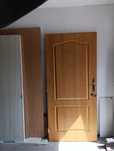 Продам двери  с ручкой и замком 2020 *920