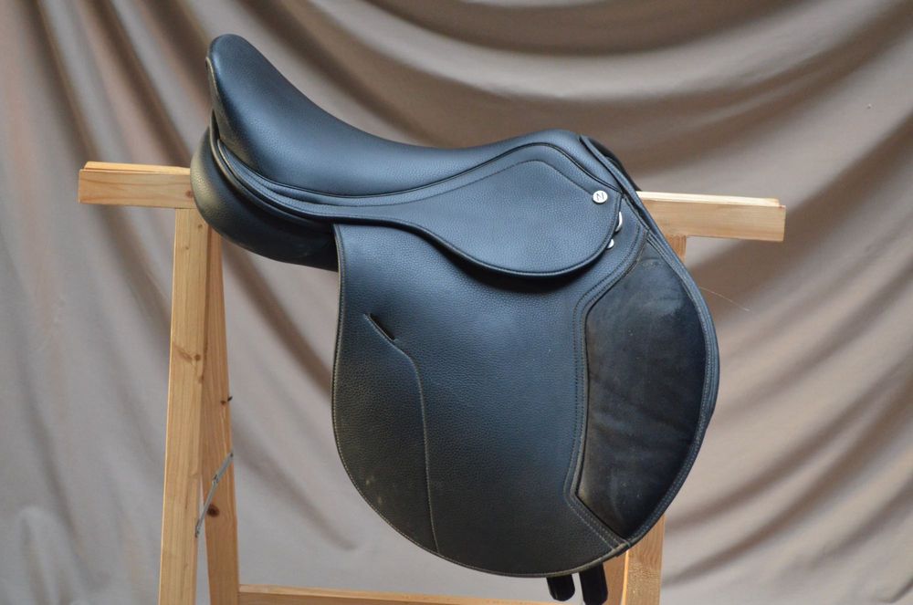 Norton siodło syntetyczne skokowe z wymiennymi łękami 17"