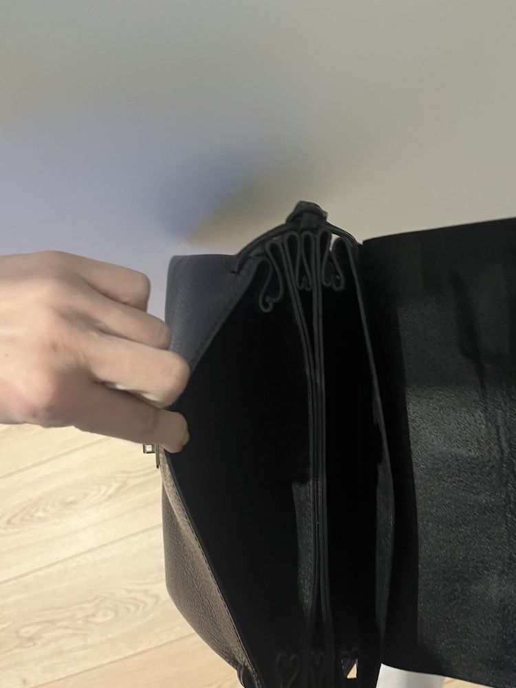 Czarna torebka na ramie