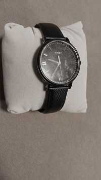 Czarny zegarek  Timex, skórzany pasek, elegancki.