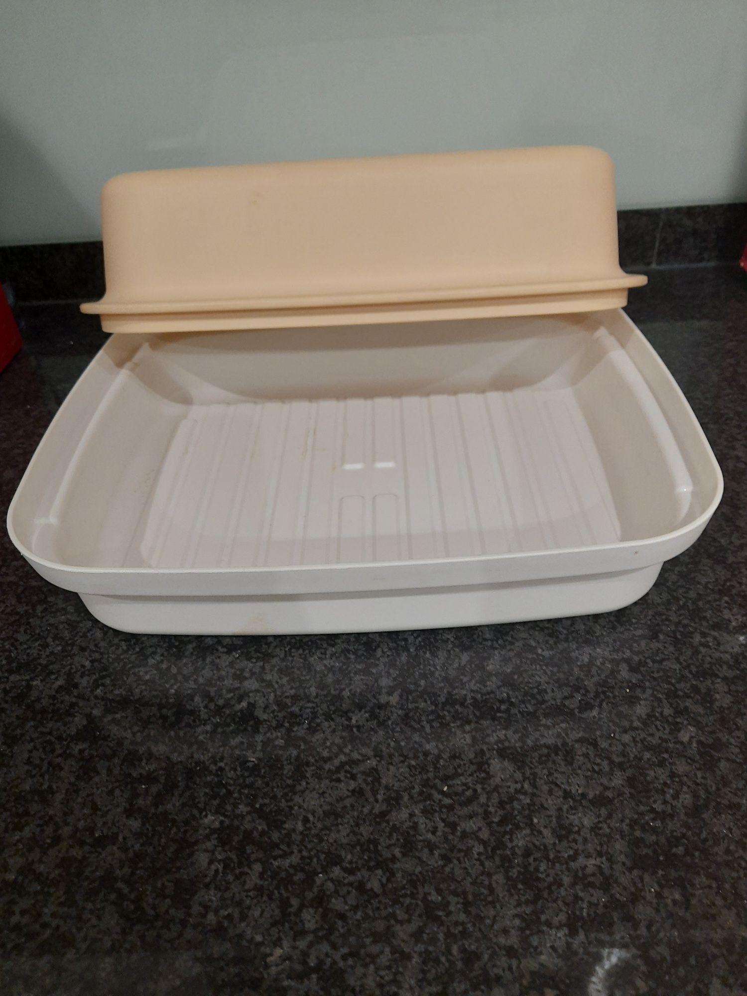 Caixa de pão tupperware