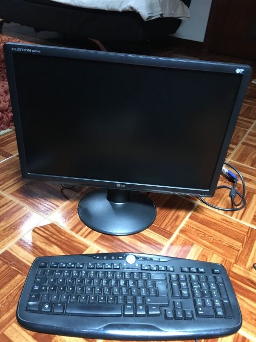 Computador com ecrã e teclado