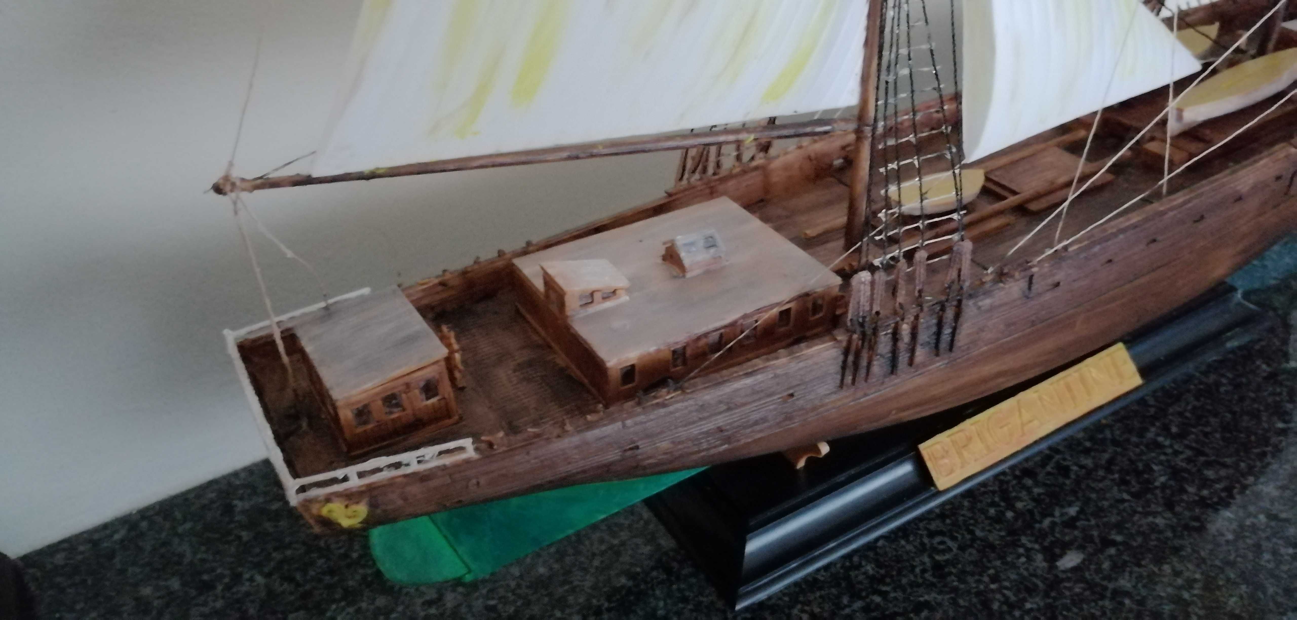 Barco caravela com redoma