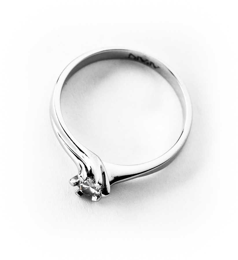 Złoty Pierścionek - Białe Złoto - Diament 0,19ct - 14K - 2,09g - APART