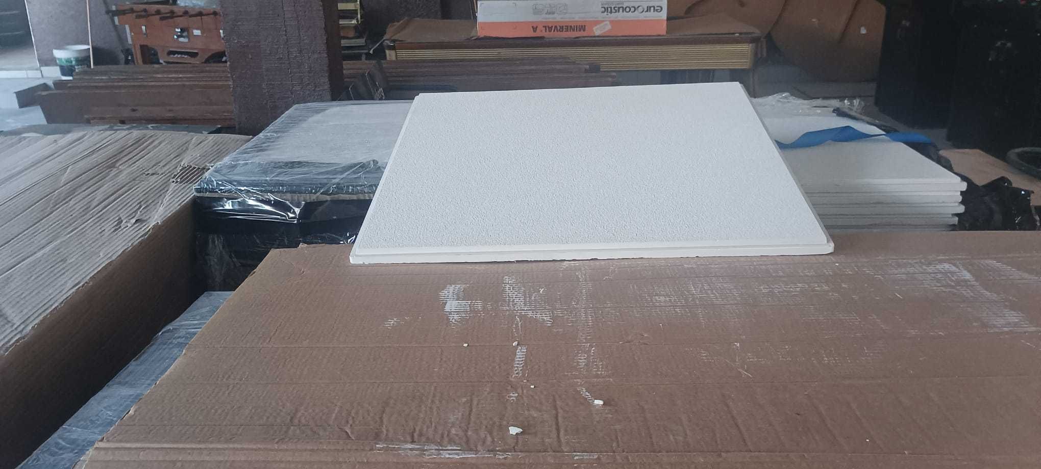 Estamos a doar: placas de gesso para teto falso