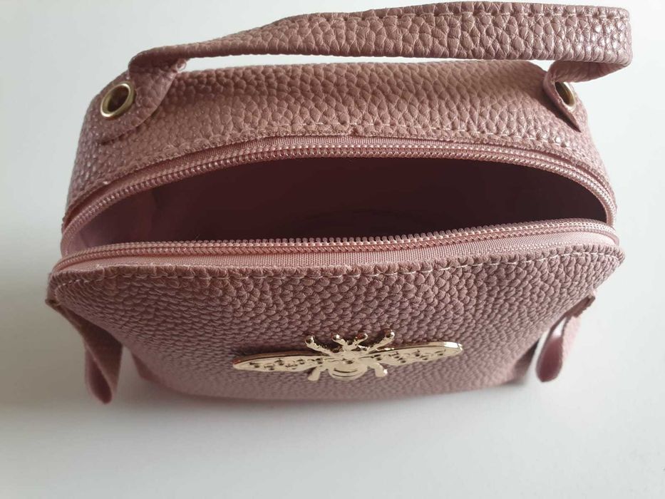 Carteira de senhora/menina em cor de rosa.