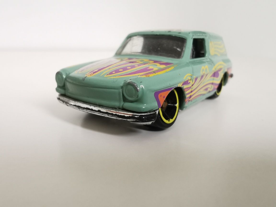 Hot Wheels Autko Resorak Custom '69 Volkswagen Squareback