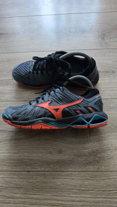Продам волейбольні кросівки Mizuno wave  tornado x2