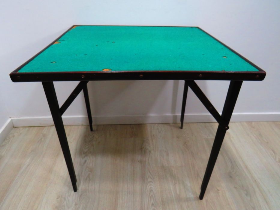Mesa de jogo pano verde.