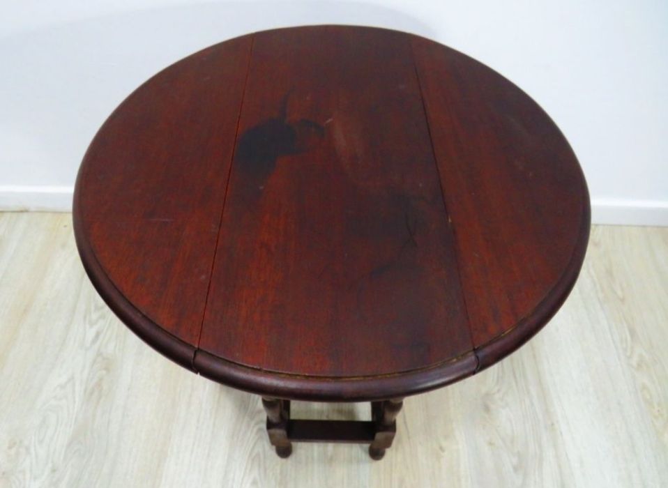 Mesinha baixa com abas.