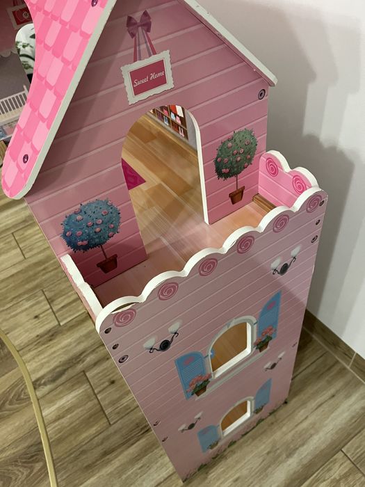 Drewaniany domek dla lalek