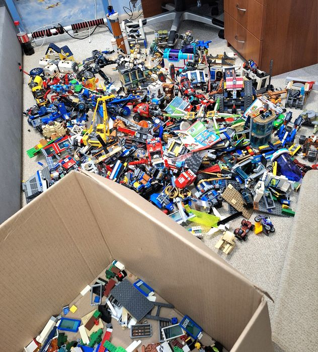 Продам велику коробку LEGO!
