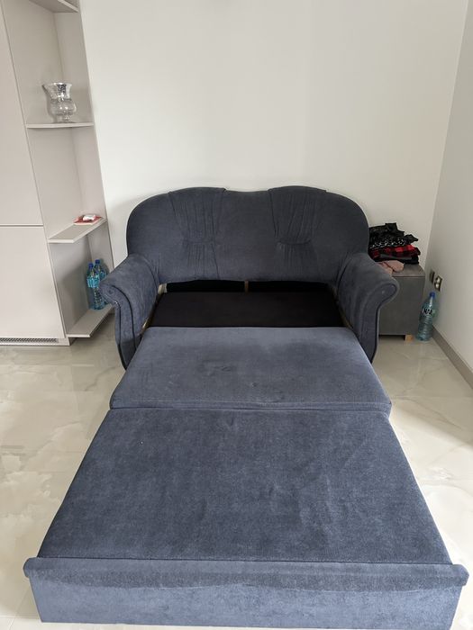 niebieska sofa w doskonałym stanie