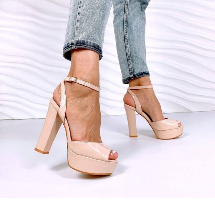 Акція 37-39 Стильні бежеві босоніжки на підборах туфлі лакові шпилька