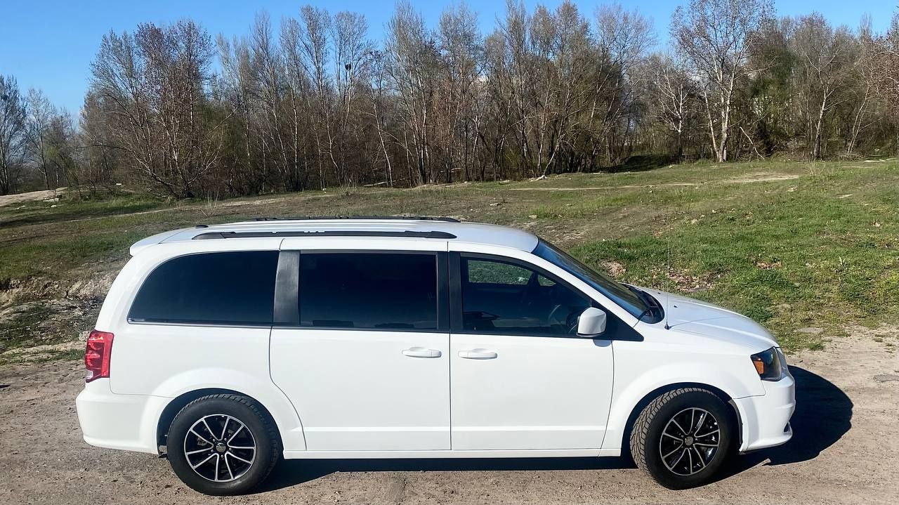 Продам сімейний автомобіль Dodge grand caravan GT 2018 року