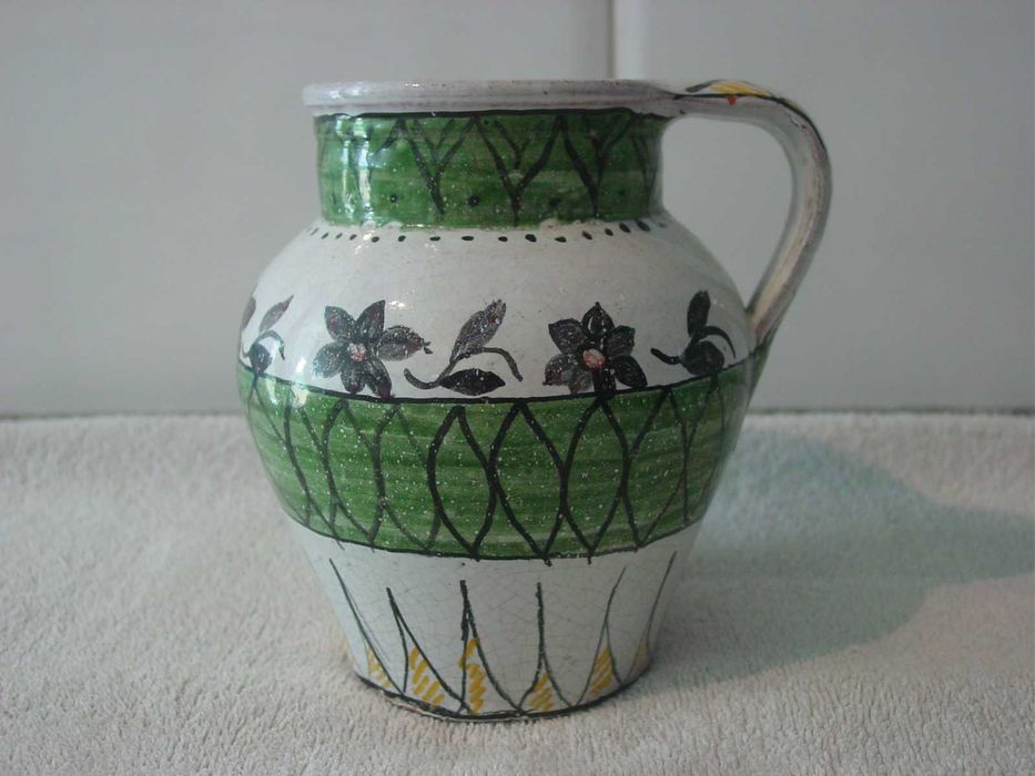 Caneca antiga em barro vidrado