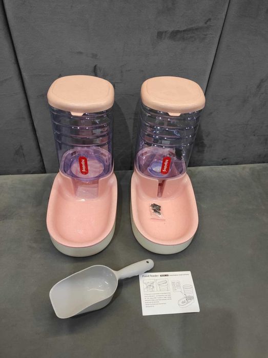 Zestaw podajników karmy i wody dla zwierząt domowych.