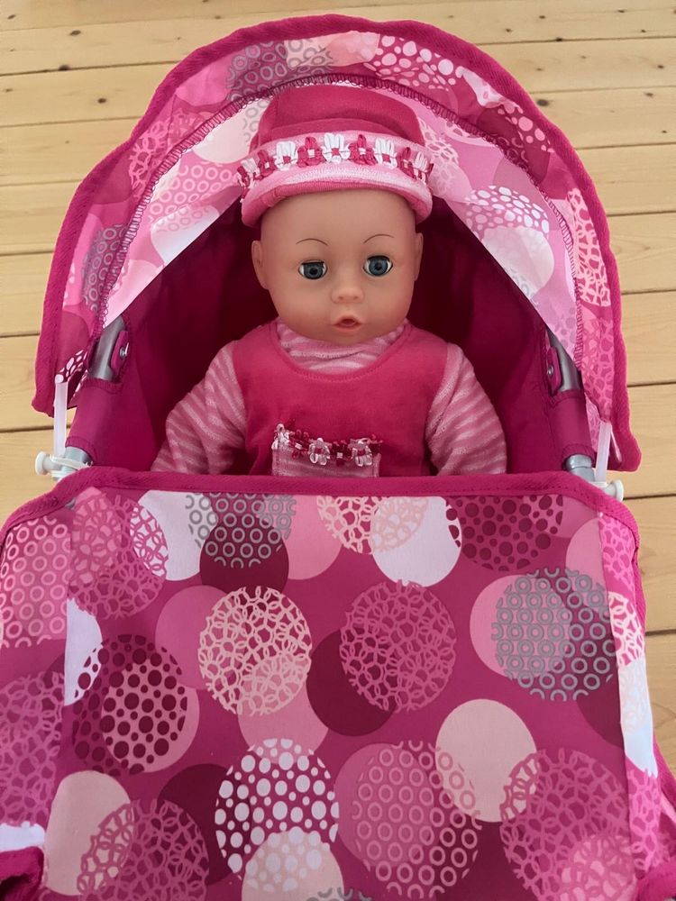 Boneca que fala, com carrinho de bebé