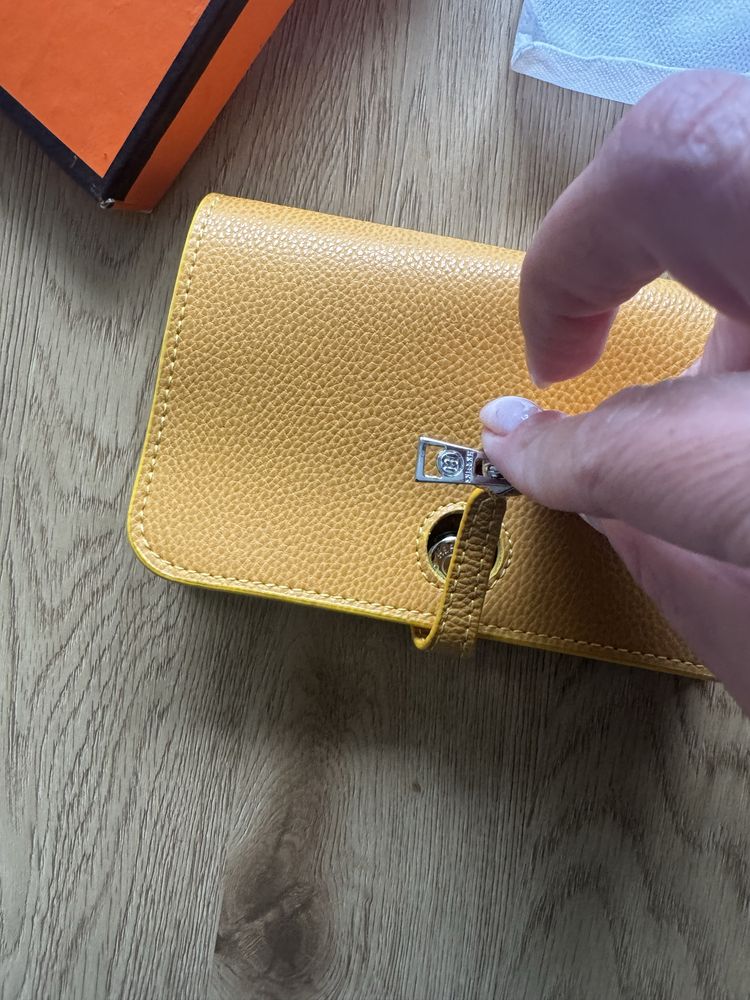Skorzany zolty portfel Hermes sari duzy pojemny z dodatkowym