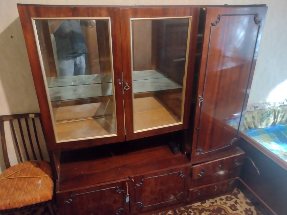 Шкаф, диван, сервант, кровать,