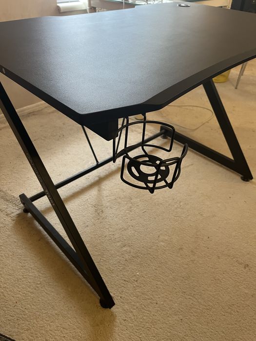 Комп’ютерний,геймерський стіл Trust GXT 711X , стан новий