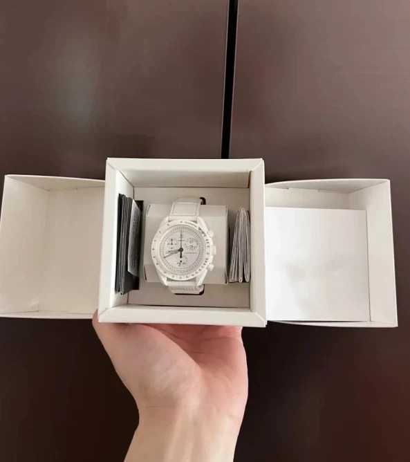 Snoopy x Omega Swatch SO33W700 – Midnight Collection