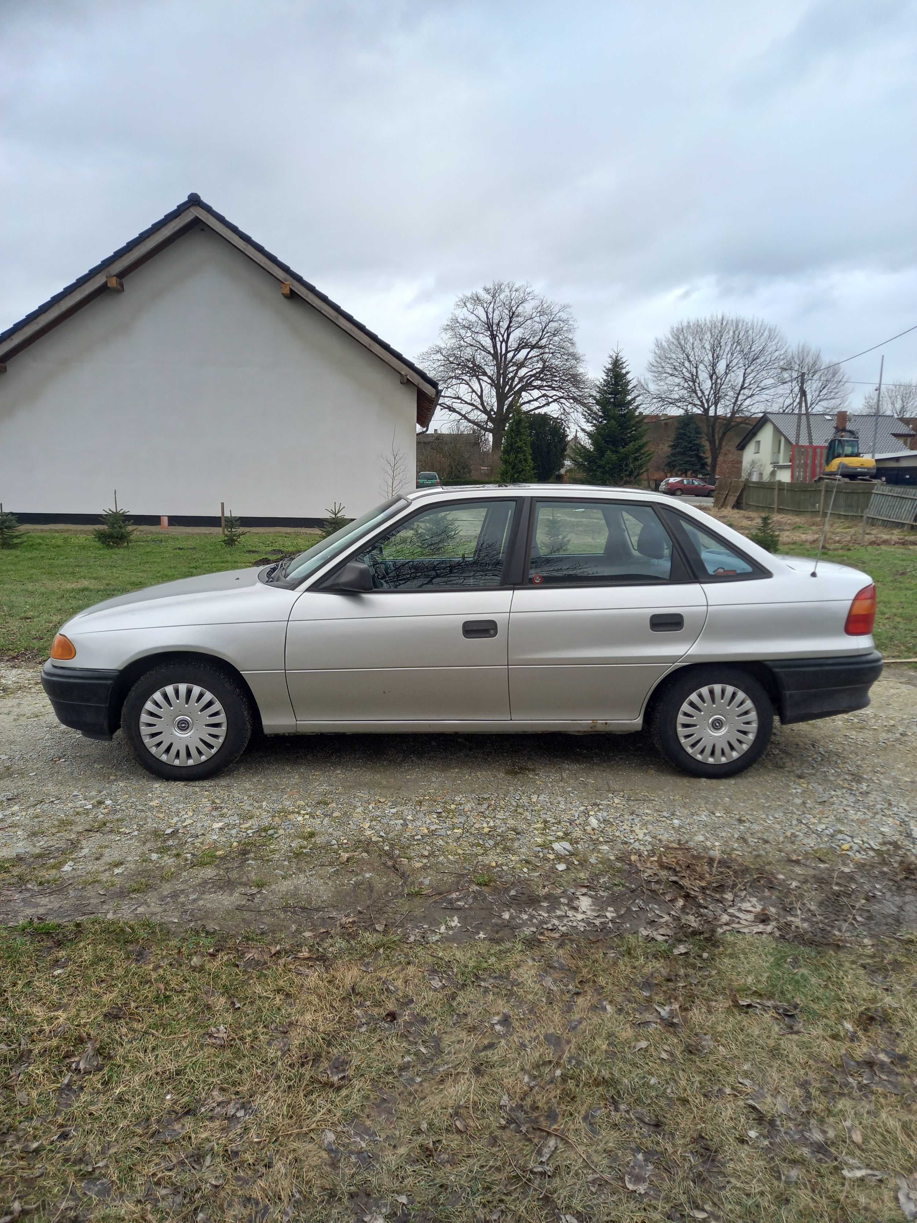 Opel Astra 1992 sedan automat kandydat na zabytek