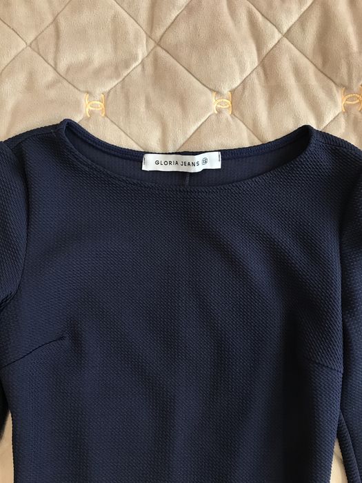 Темно-синя кофта з баскою