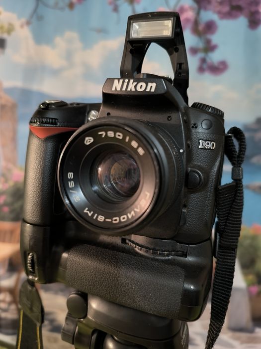 Nikon D90 с обьективом 50мм f2.8, +батерблок, малый пробег.