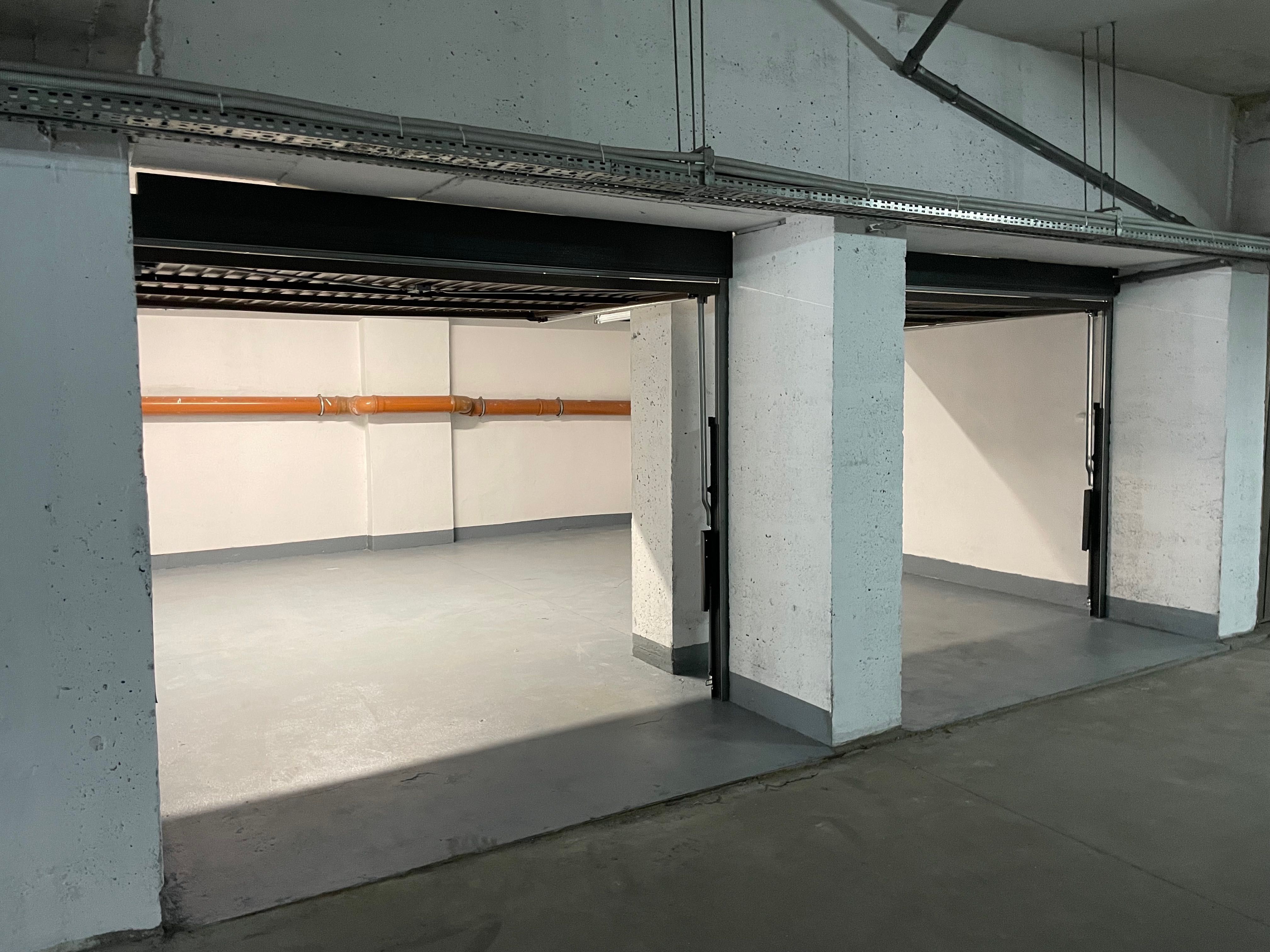 Dwa zamykane miejsce garażowe w hali pod budynkiem