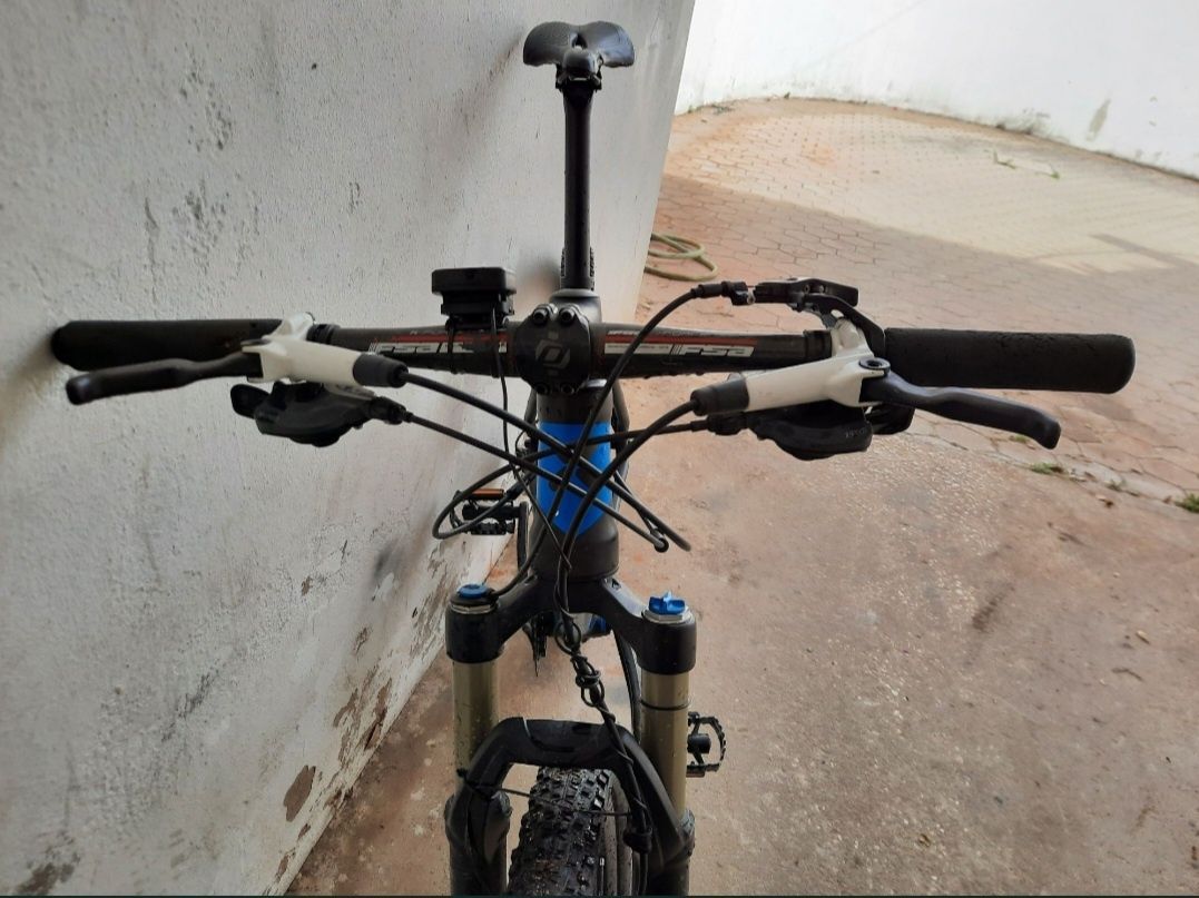 Bicicleta de BTT em carbono