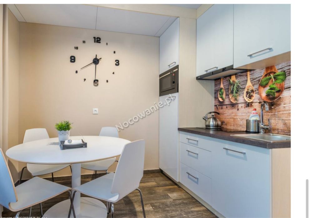 Aneks kuchenny z lodówką i kuchenką mikrofalową.