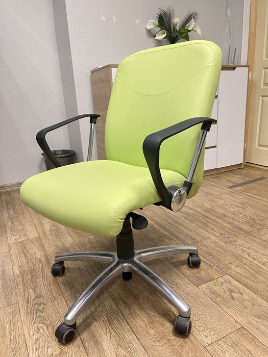 Крісло офісне, салатове, в дитячу, салон краси бу