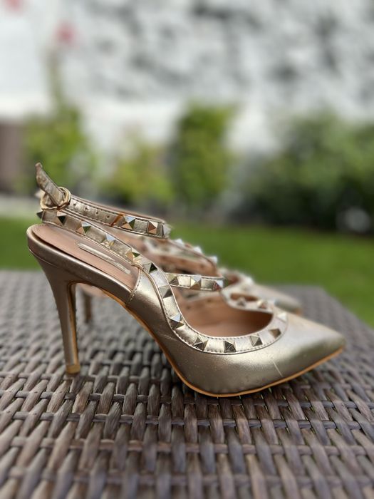 Stilettos/ sapatos de salto alto com tachas e fivelas