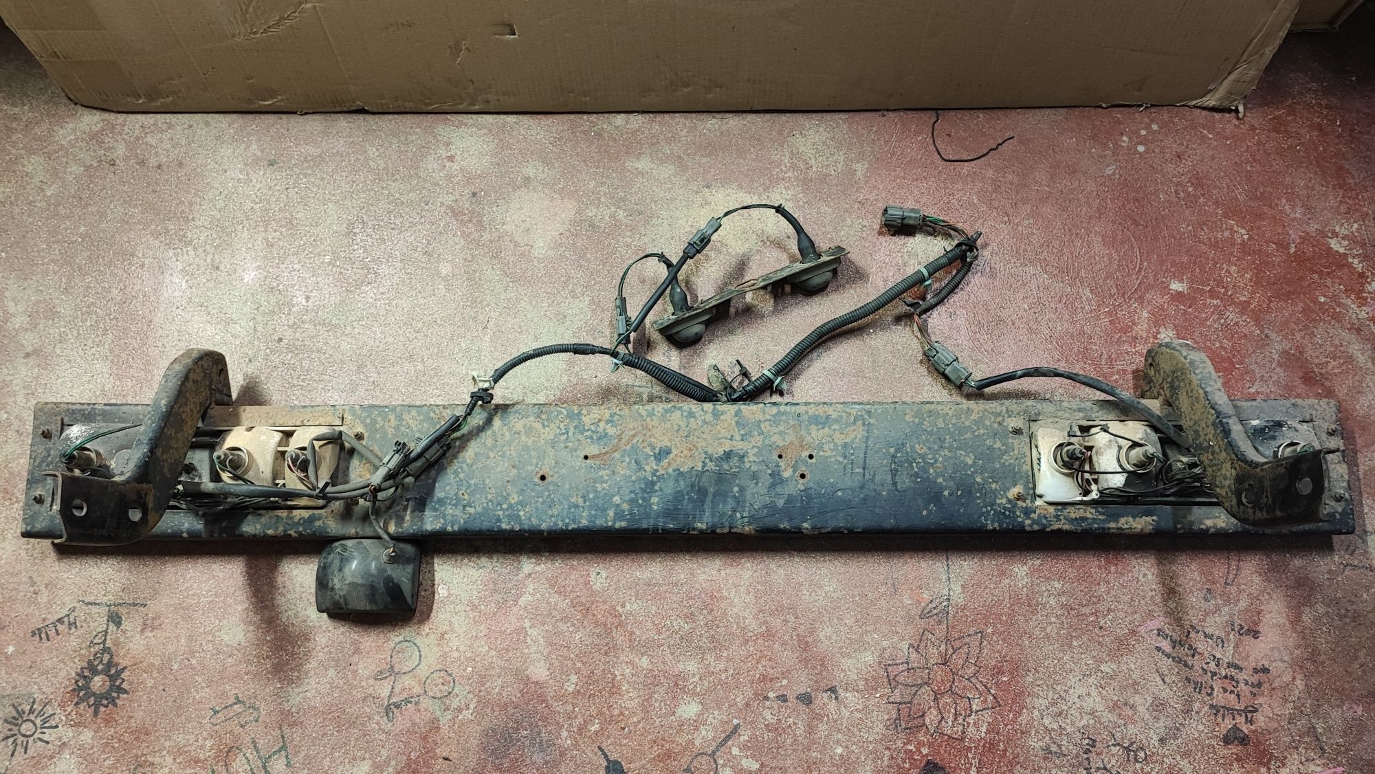 Suporte de matrícula e farolins para carrinha