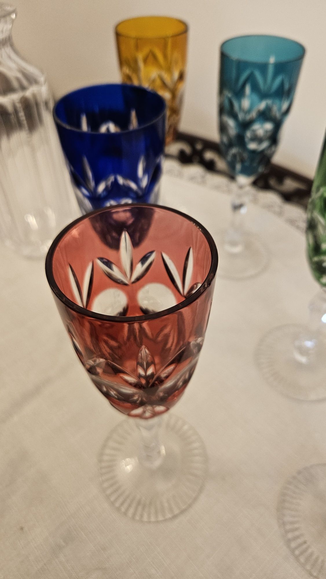 Decanter com 6 copos coloridos em Cristal