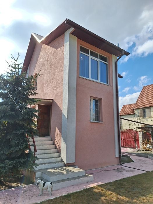 Затишний будинок на березі озера