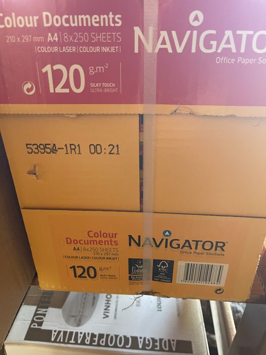 Vendo caixa com 8 resmas A4 de 120g