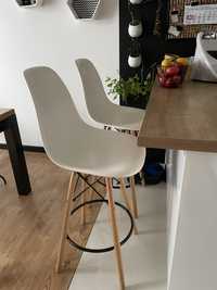 Białe krzesła barowe