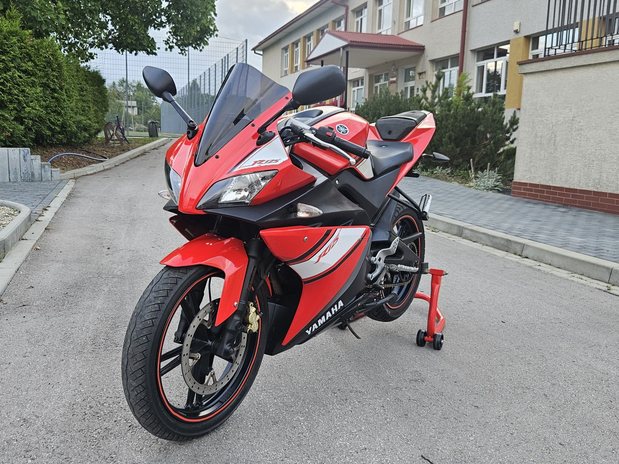 Yamaha yzf-r125 R125 ZADBANA czerwona niski przebieg