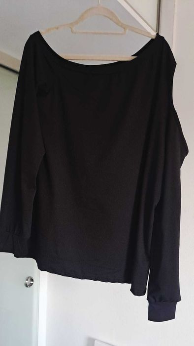 Bluzka z wycięciem na ramieniu, opadająca na jedno ramię