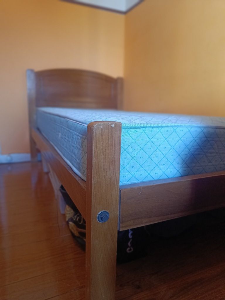 Cama com colchão em Madeira Pinho