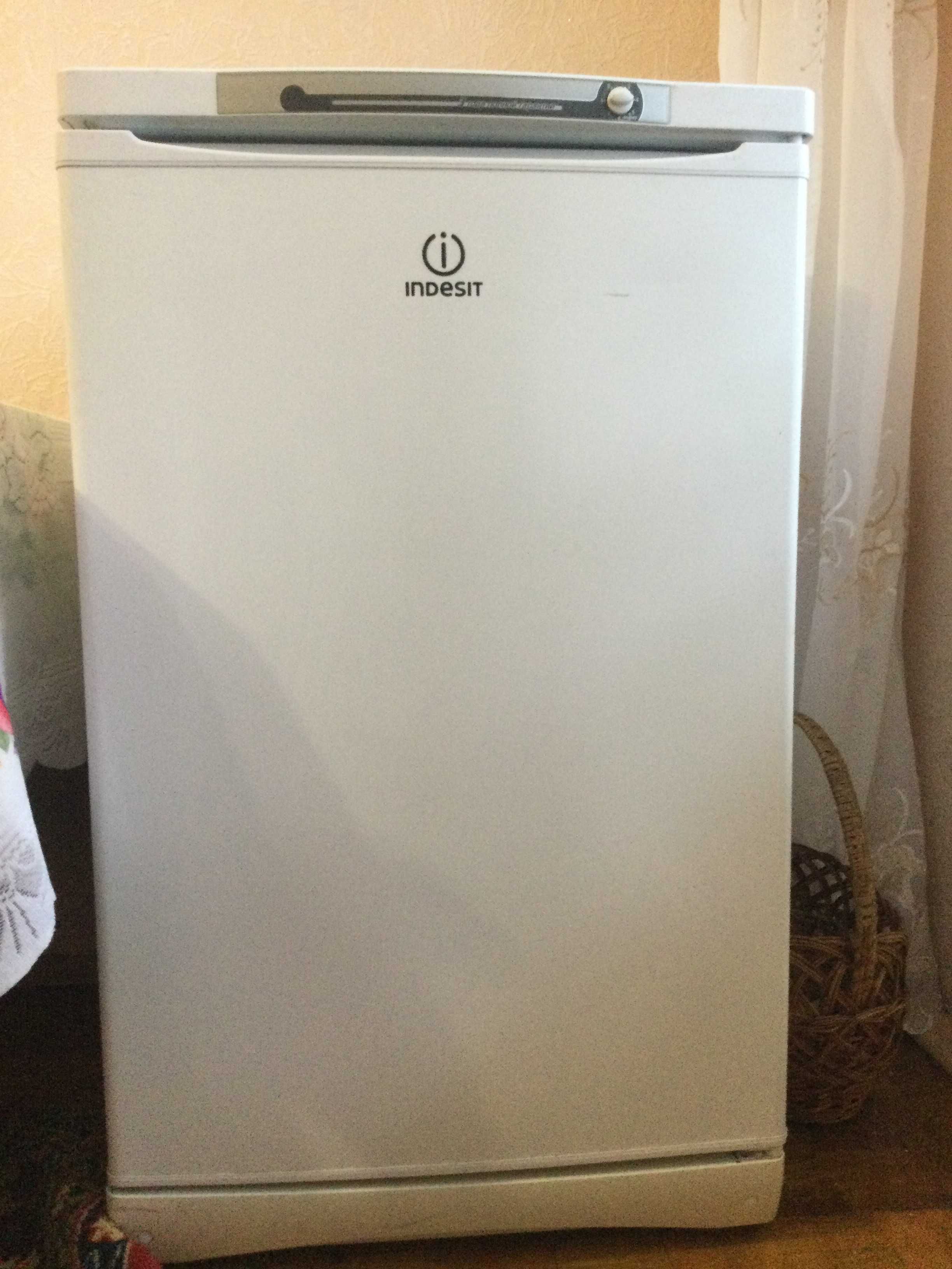 Морозильна камера Indesit SFR100.001