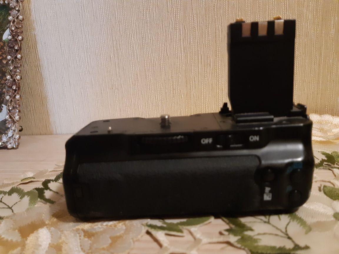 Батарейный блок для фотоаппарата battery grip BP-C 400
