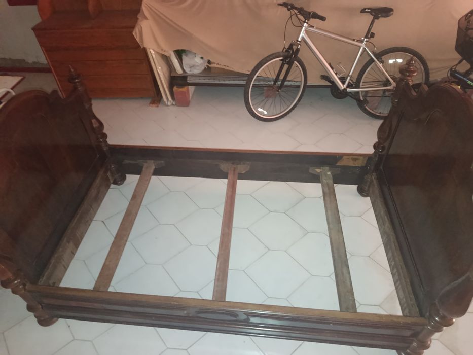 Cama de casal antiga