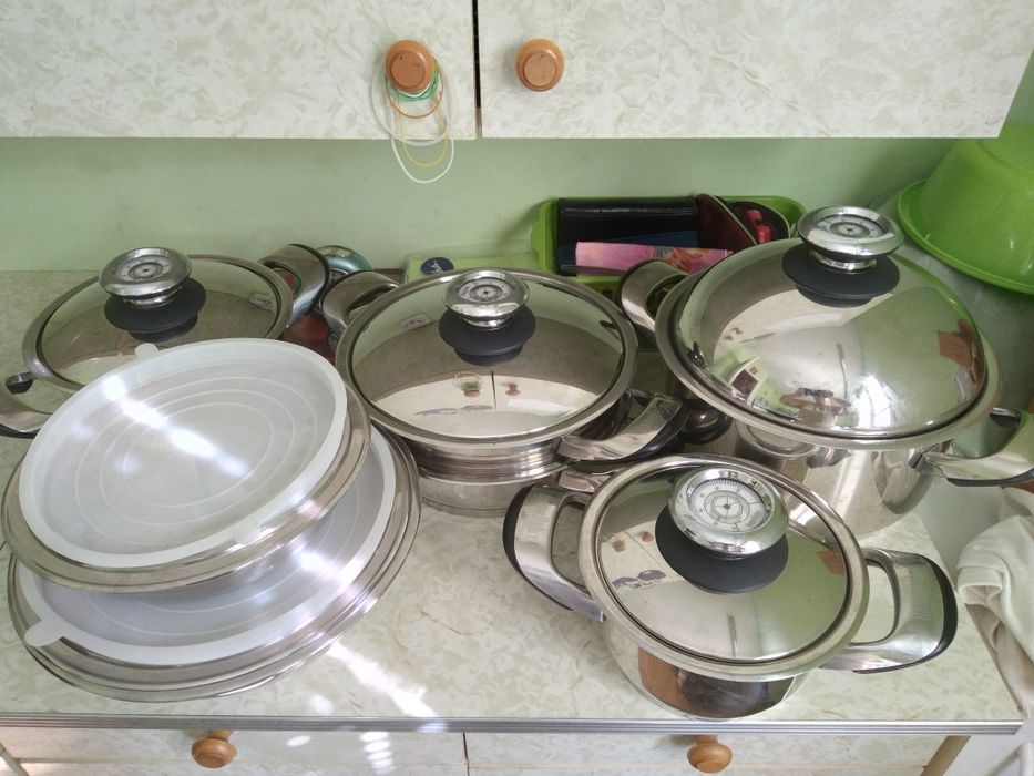 Zestaw garnkow że stali nierdzewnej HOME  DELUX produkt Włoski 16 czes