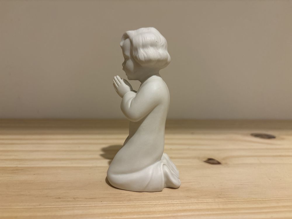 Escultura Biscuit Menino oração Vista Alegre