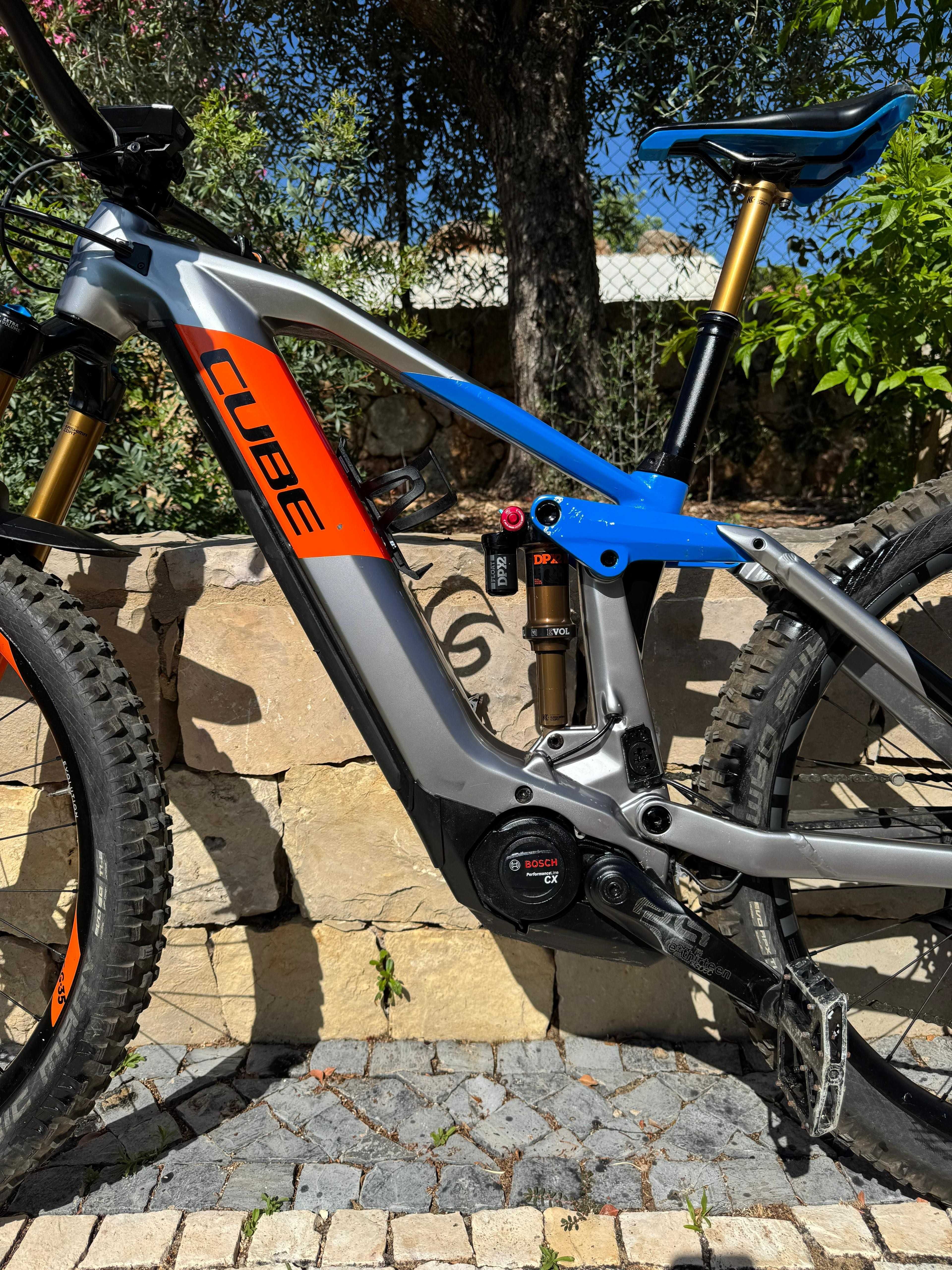 Bicicleta CUBE Stereo HYB - em excelente estado e com pouco uso