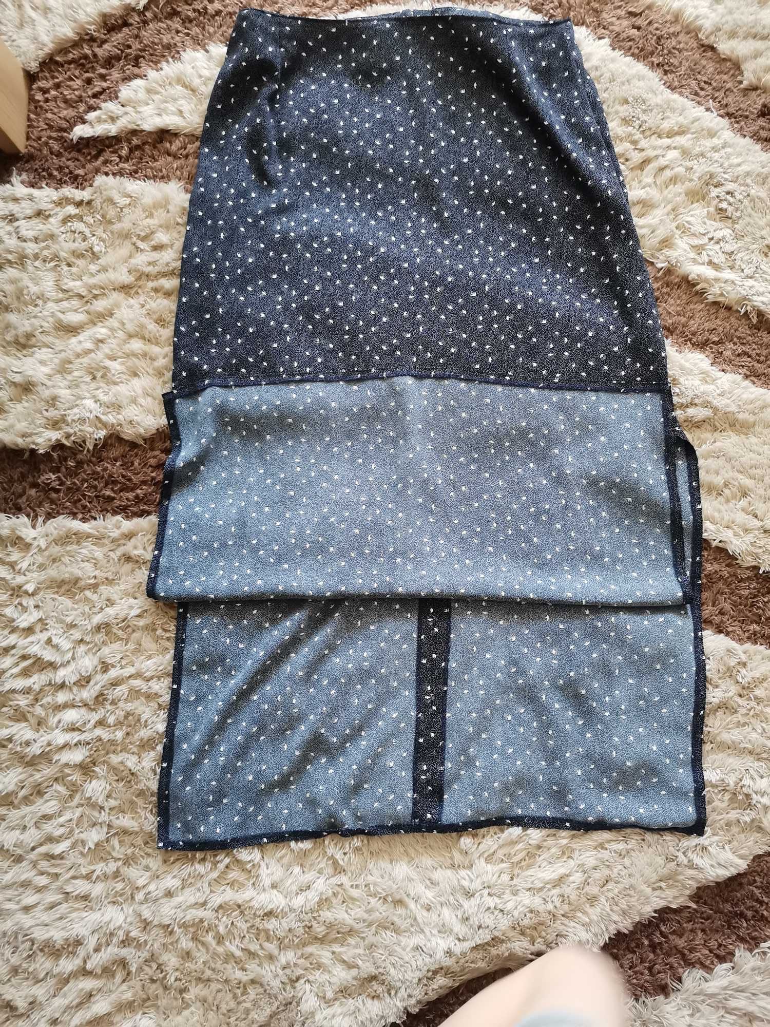 Granatowa spódnica w drobny wzór z rozporkami po bokach